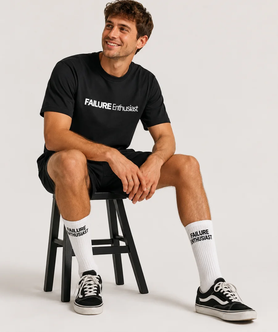 Fuckup Nights Merch: schwarzes FAILURE-Enthusiast-T-Shirt und weiße Socken